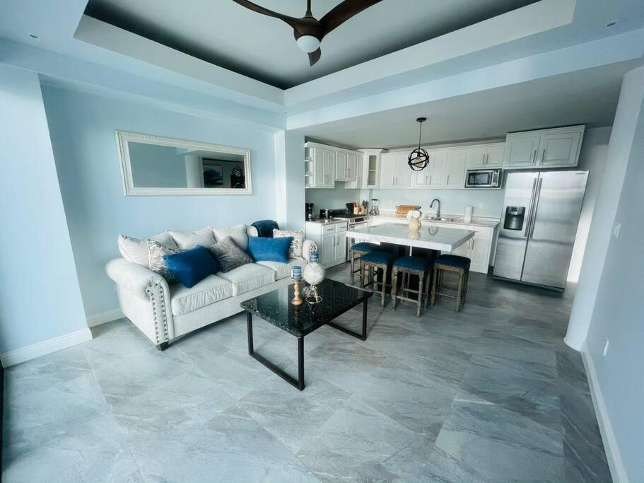 Villa Triton's Playhouse Beachfront *